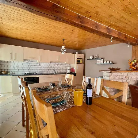 Chaleureux Avec Cheminee Pres Du Puy-en-velay, Ideal Pour Familles Et Sejours Professionnels - Fr-1-582-349 Holiday home